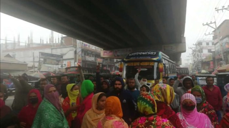 গাজীপুরের সখিপুরে মাহমুদ ডেনিম ফ্যাক্টরি হঠাৎ বন্ধ ঘোষণা, বেতন না পেয়ে সড়ক অবরোধে শ্রমিক বিক্ষোভ...