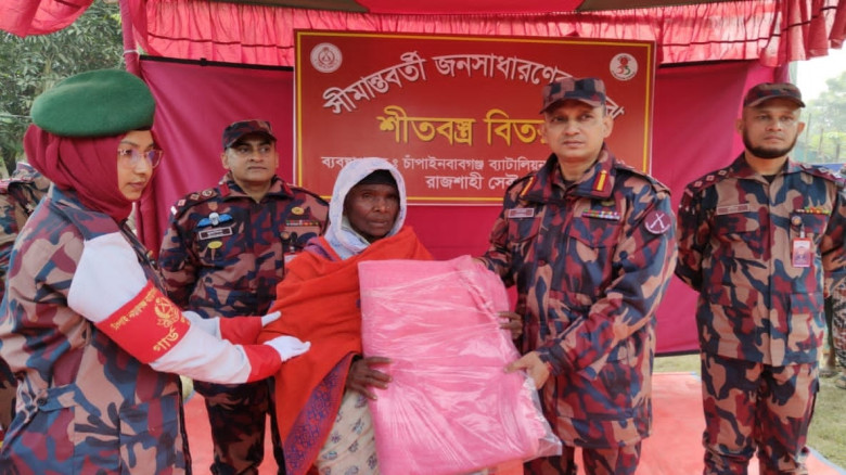 শিবগঞ্জে শীতার্ত ও অসহায় মানুষের মাঝে ৫৩ বিজিবির শীতবস্ত্র 