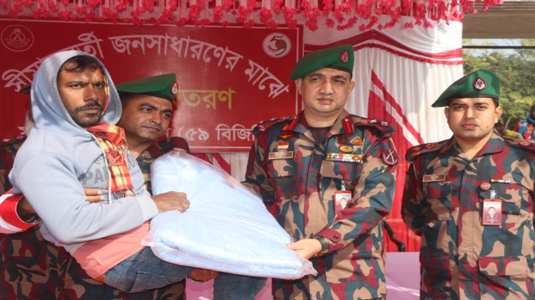 জয়পুরহাটে বিজিবির উদ্যোগে শীতার্ত ও দুঃস্থ মানুষের মাঝে কম্