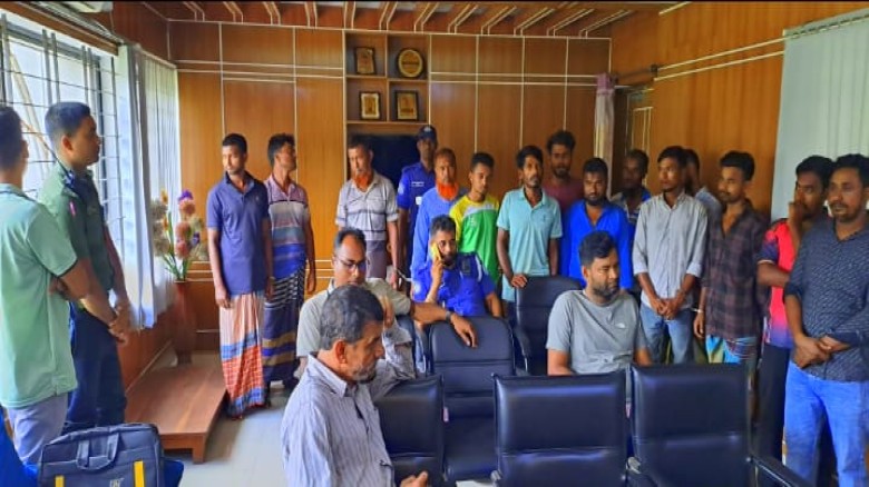 রাজৈরে অবৈধভাবে ড্রেজার মেশিন বালু উত্তোলন কালে আটক ৯