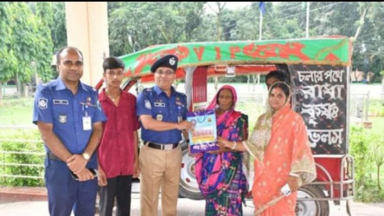 ছিনতাই হওয়া অটোরিকশা উদ্ধার, নওগাঁ পুলিশের প্রশংসায় পরিবার