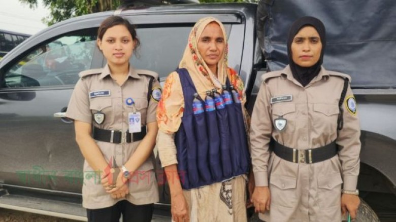 বোরখার নিচে মিলল ফেনসিডিলের বোতল