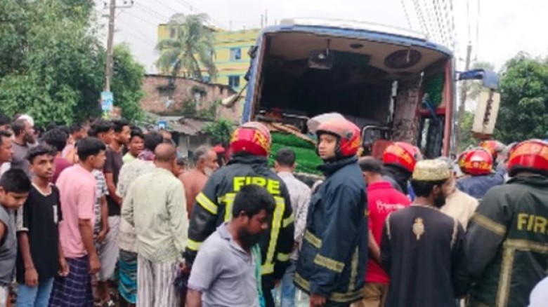 নিয়ন্ত্রণ হারিয়ে বাসের চাপায় ৬ শ্রমিক নিহত