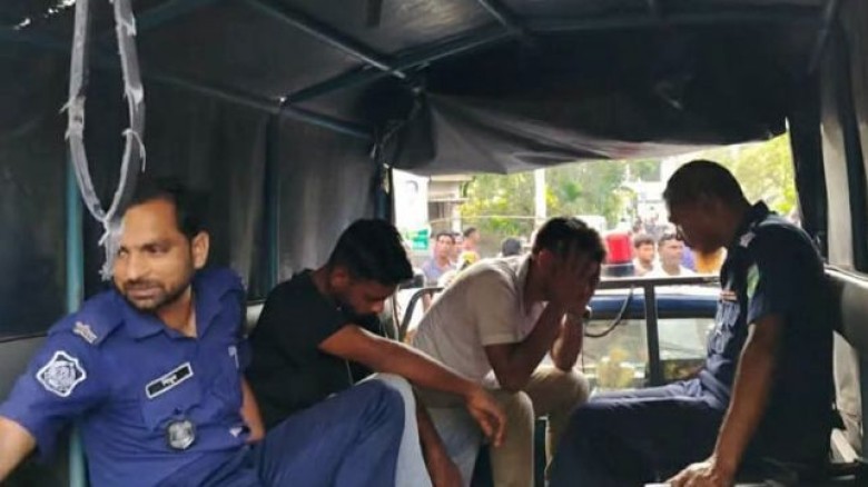 বাঘায় পুলিশ পরিচয়ে চাঁদাবাজি, গণপিটুনির পর থানায় দুই যুবক