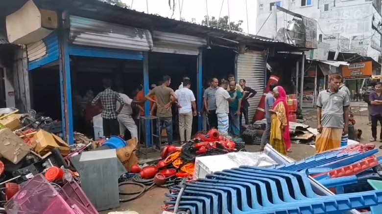 ভালুকায় হার্ডওয়্যার দোকানে আগুন