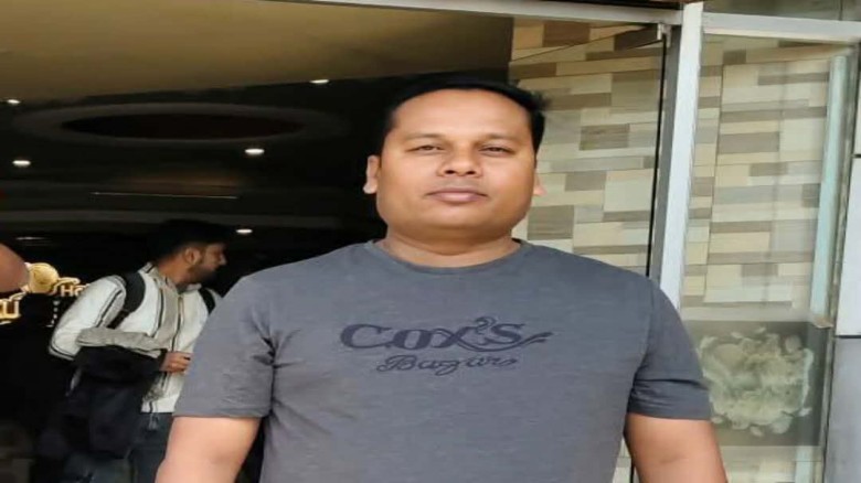 তানোরে নারী এনজিও কর্মীর ঘরে কর্মকর্তা আশরাফুল জনতার হাতে আট
