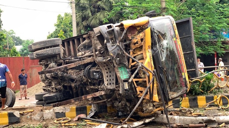 রাজশাহীর পবায় নিয়ন্ত্রণ হারিয়ে আইল্যান্ডে উল্টে গেল বালুবোঝা