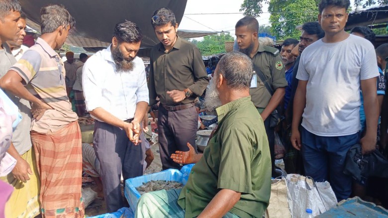 পুঠিয়ায় চিংড়িতে জেলি, ব্যবসায়ীকে ৩ হাজার টাকা জরিমানা