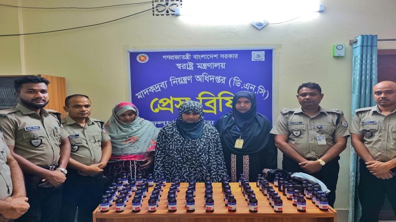 গুরুদাসপুরে ৭৪ বোতল এসকুফসহ দুই নারী গ্রেপ্তার