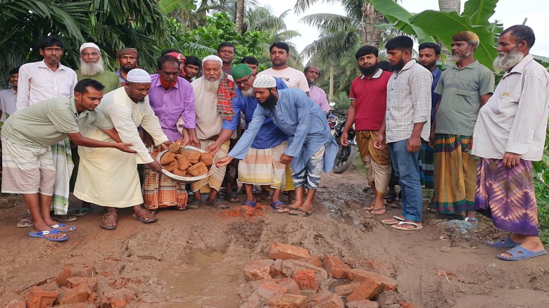 গুরুদাসপুরে নিজ অর্থায়নে সড়ক সংস্কার করলেন চেয়ারম্যান প্রার্