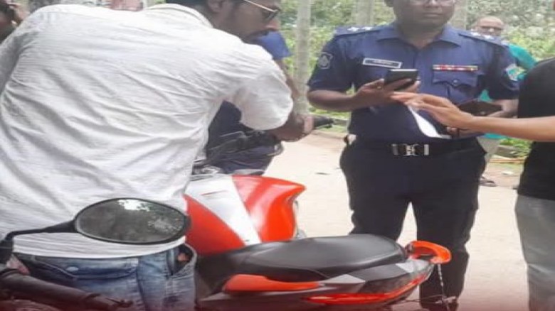 নওগাঁয় বিকট শব্দের মোটরসাইকেলের বিরুদ্ধে ট্রাফিক পুলিশের অভি