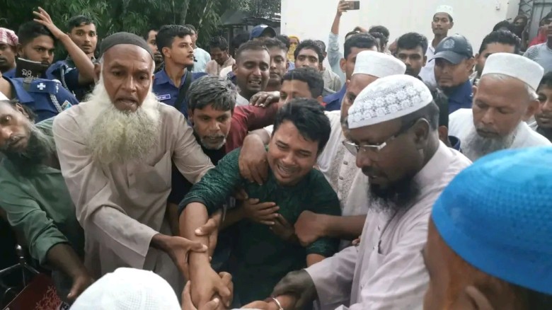 হাতকড়া পরা অবস্থায় প্যারোলে মুক্তি, মায়ের জানাজায় অংশ নিতে প