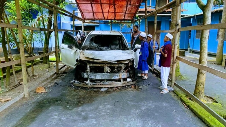 রাজৈরে  ইসলামিক বক্তার বাড়িতে ঢুকে পেট্রোল ঢেলে প্রাইভেট কার