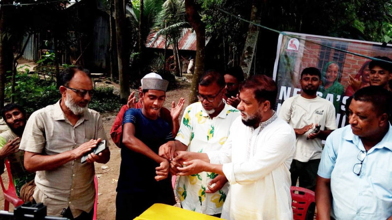 হারুন রশিদ লেখনীর মাধ্যমে সমাজের বিভিন্ন অসঙ্গতি তুলে ধরেছেন