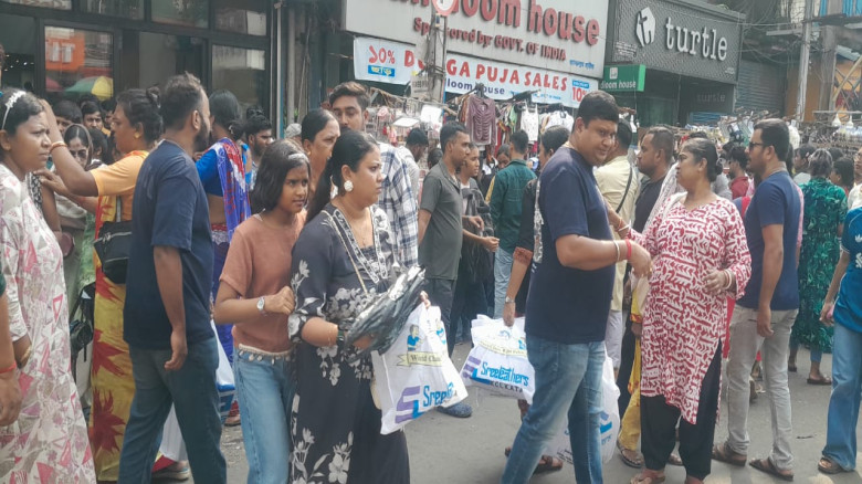 দুর্গাপুজোর কেনাকাটায় মার্কেটে জনজোয়ার -চলছে প্রশাসনের নজর