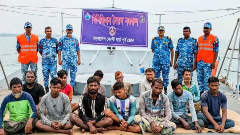 সেন্টমার্টিনের গভীর সমুদ্রে ইঞ্জিন বিকল, ১৩ জেলেকে জীবিত উদ্