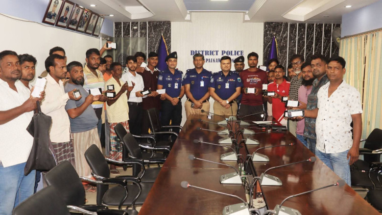 চাঁপাইনবাবগঞ্জে ৩০টি হারানো মোবাইল উদ্ধার, মালিকদের হাতে তুল