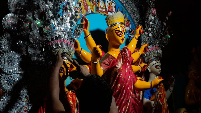 রাত পোহালেই মহালয়া-তাই একদিকে কুমারটুলির মৃত শিল্পীরা ব্যস্