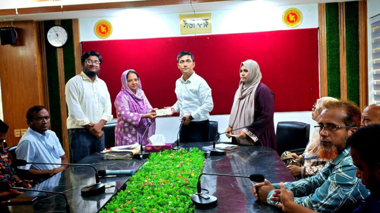 চৌদ্দগ্রামে স্বেচ্ছাসেবী সমিতির মাঝে অনুদানের চেক বিতরণ