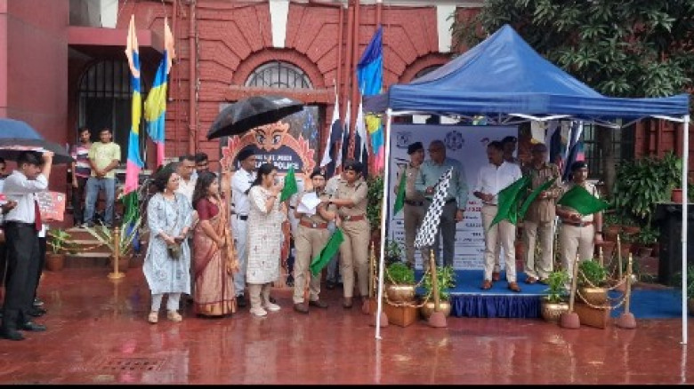 দুর্গাপুজোর ভিড়ে হারিয়ে যাওয়া মানুষকে খুঁজতে, কলকাতা পুলি