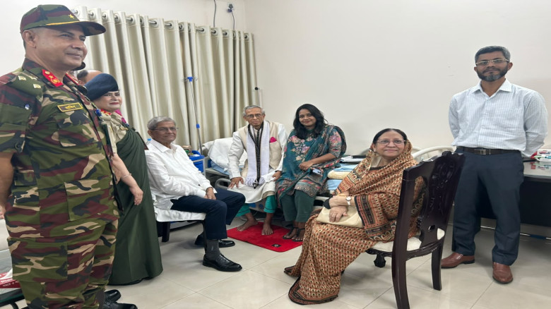 ড.সুকোমল বড়ুয়া কে দেখতে সামরিক হাসপাতালে মহামান্য রাষ্ট্রপতি