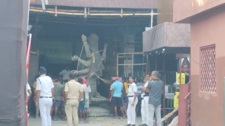 কড়া পুলিশি পাহাড়ায় চোর বাগানের মাকে বিদায় জানালো- নিরঞ্জ 